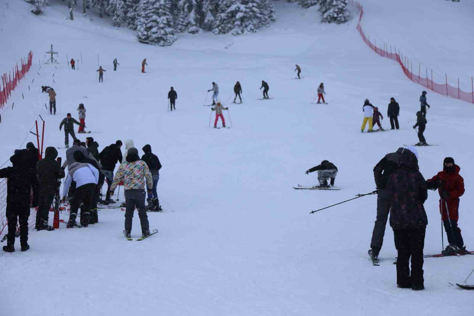 kar yagisini firsat bilen kayakcilar ilgaz yurduntepe kayak merkezine akin etti 9 H4ZpjpIr