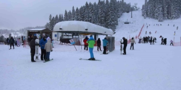 kar-yagisini-firsat-bilen-kayakcilar-ilgaz-yurduntepe-kayak-merkezine-akin-etti-s4GYiy6P.jpg