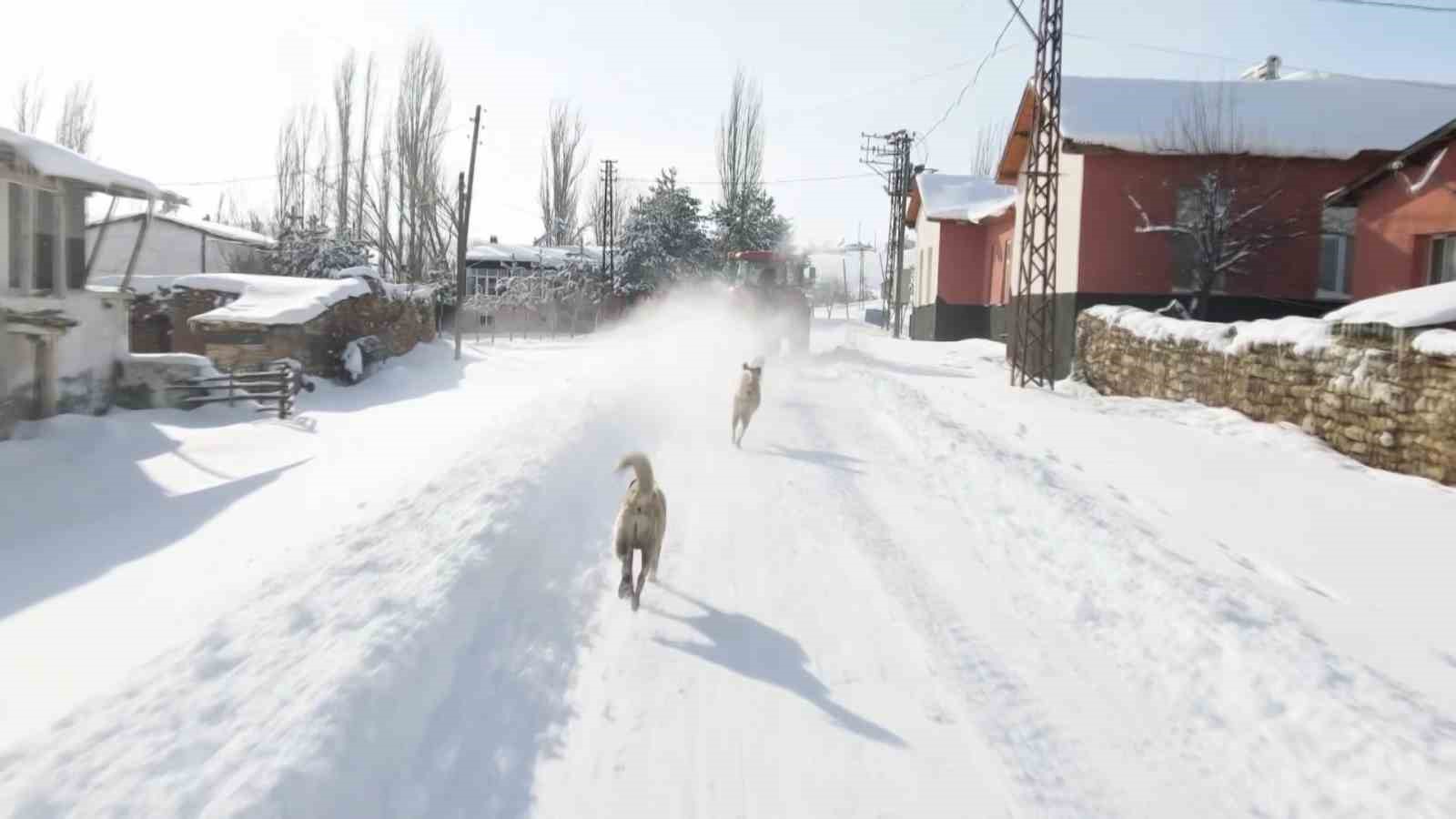 kar yagisini firsata cevirdiler traktorun arkasinda kayarak eglendiler 2 fBVtwPFN