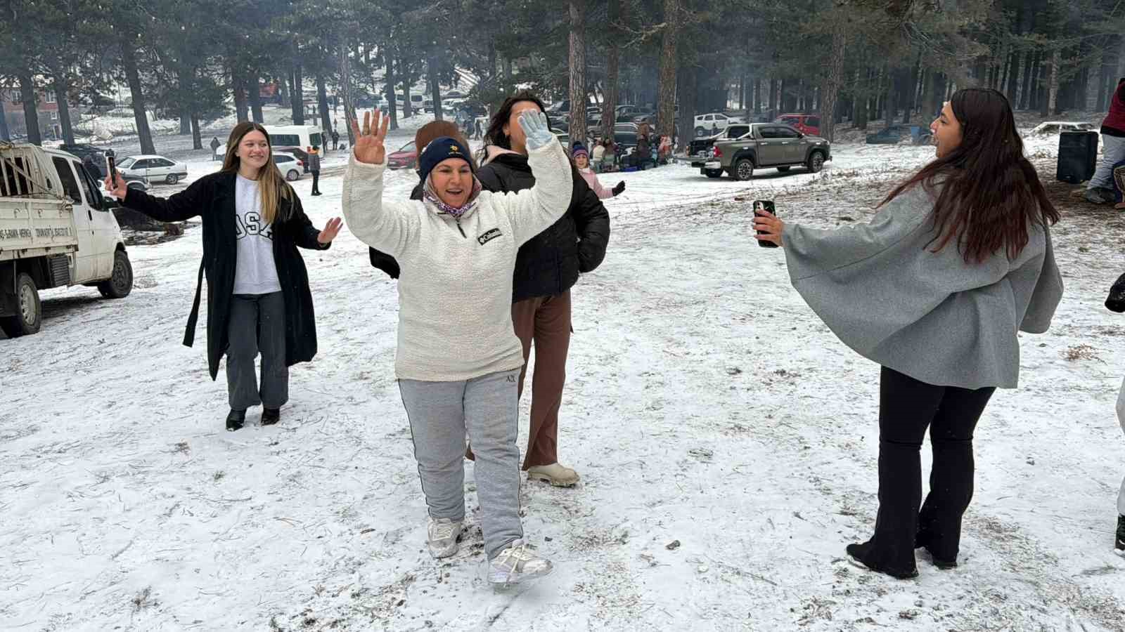 kar yagisini gobek atarak kutladilar 0 IrayiksK