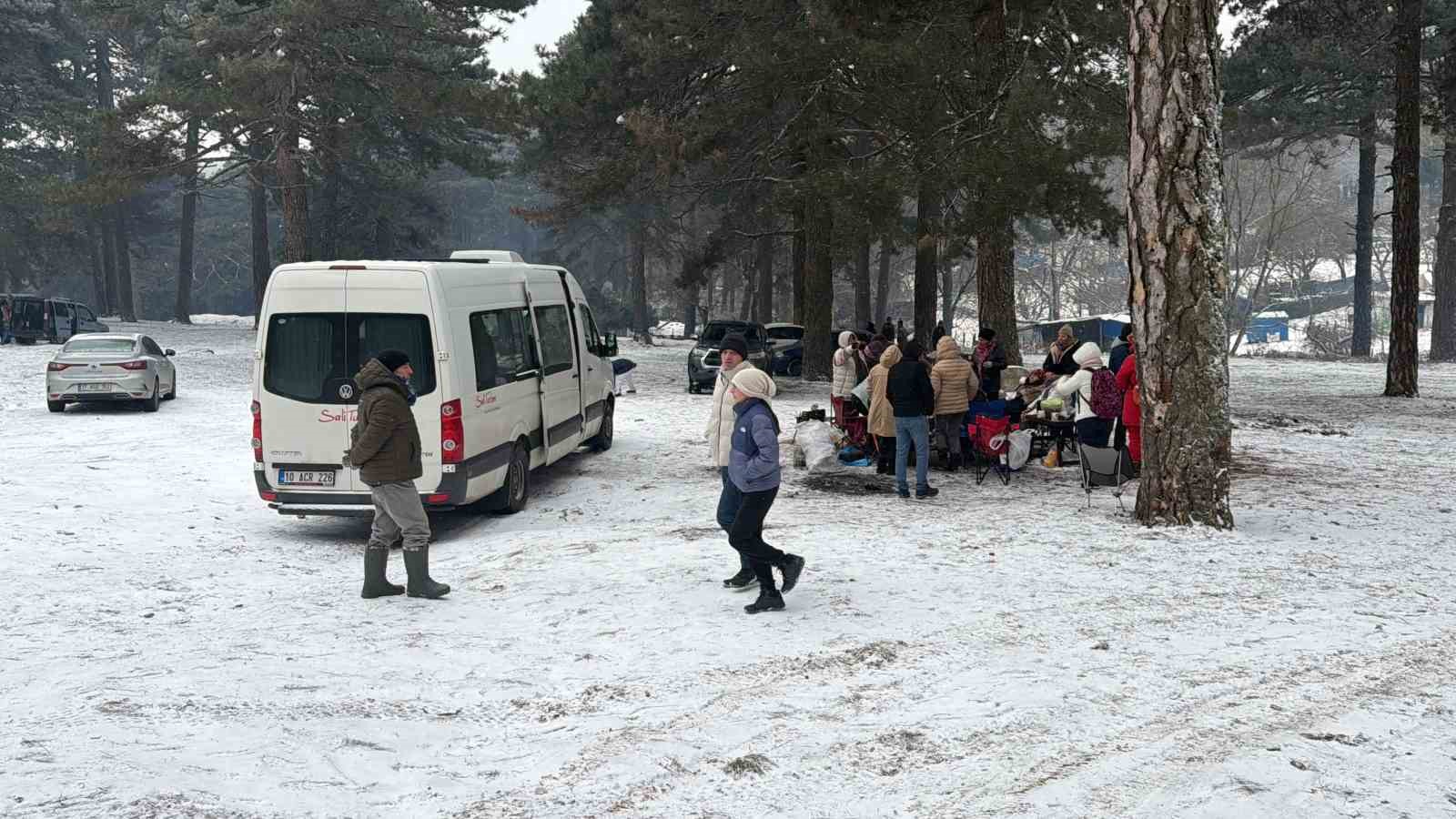 kar yagisini gobek atarak kutladilar 2 ECzuVKVE