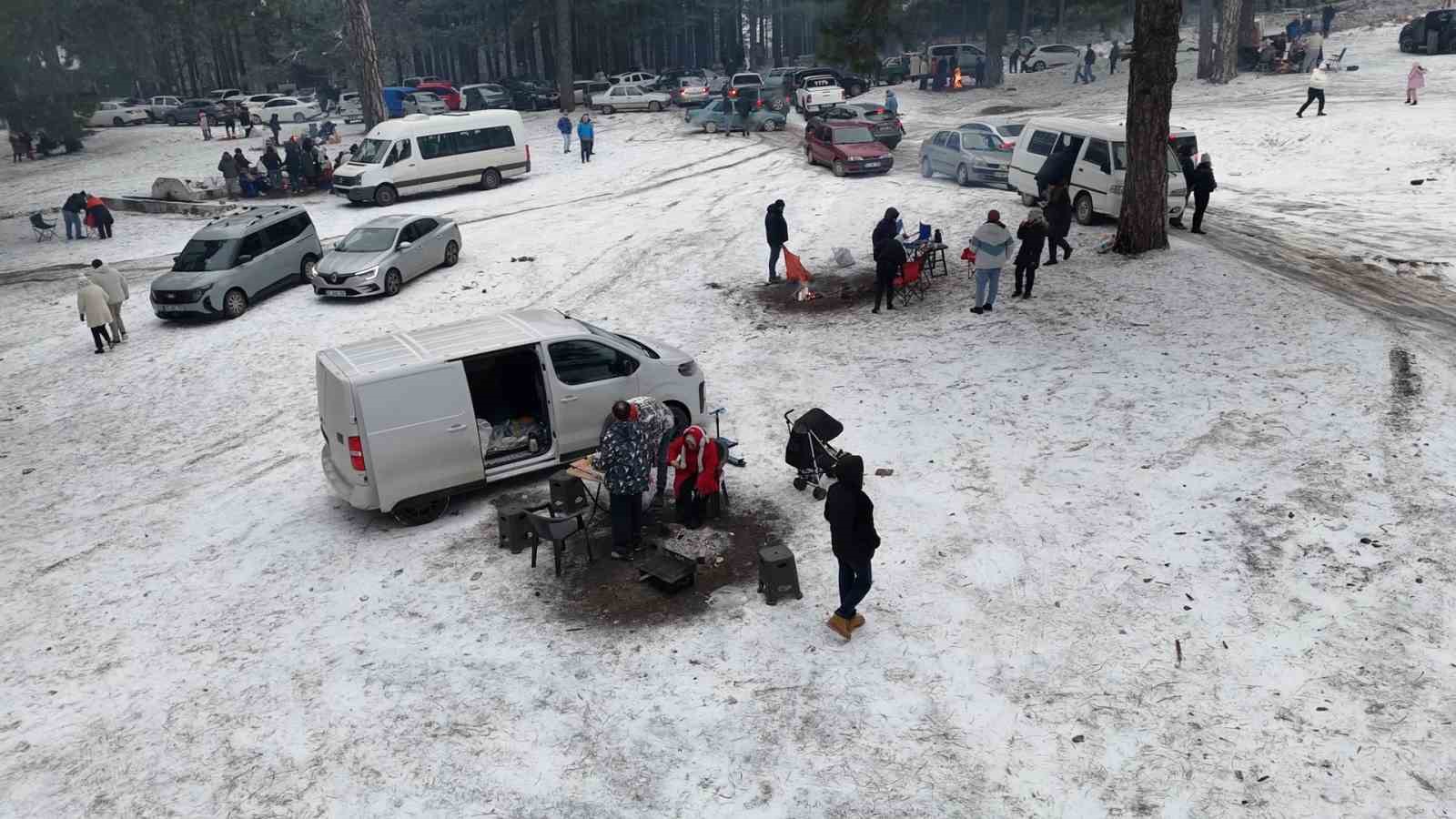 kar yagisini gobek atarak kutladilar 4 PvGJFnaS