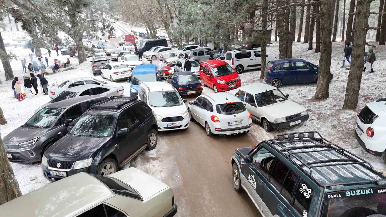 kar yagisini gobek atarak kutladilar 5 aqIZQjRm