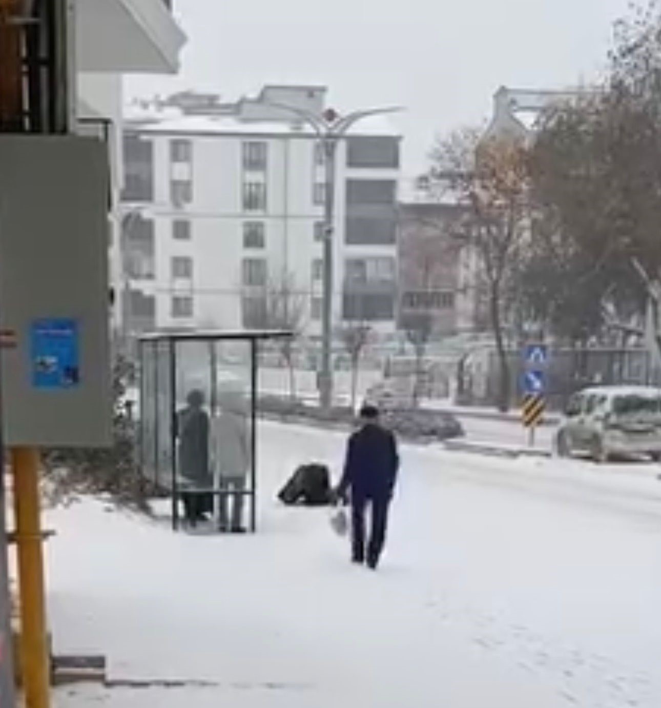 kar yagisini gorunce cadde ortasinda secde etti 1 CRuNh5Xr