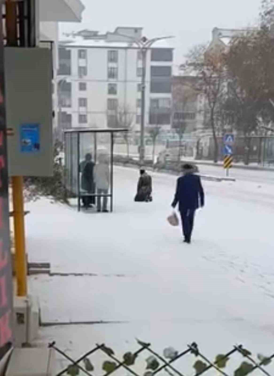 kar yagisini gorunce cadde ortasinda secde etti 2 nPhOw43P