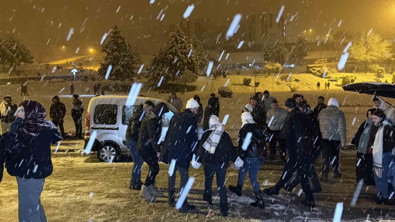 kar yagisini horon ve halay oynayarak karsiladilar 0 PYhgKwuD