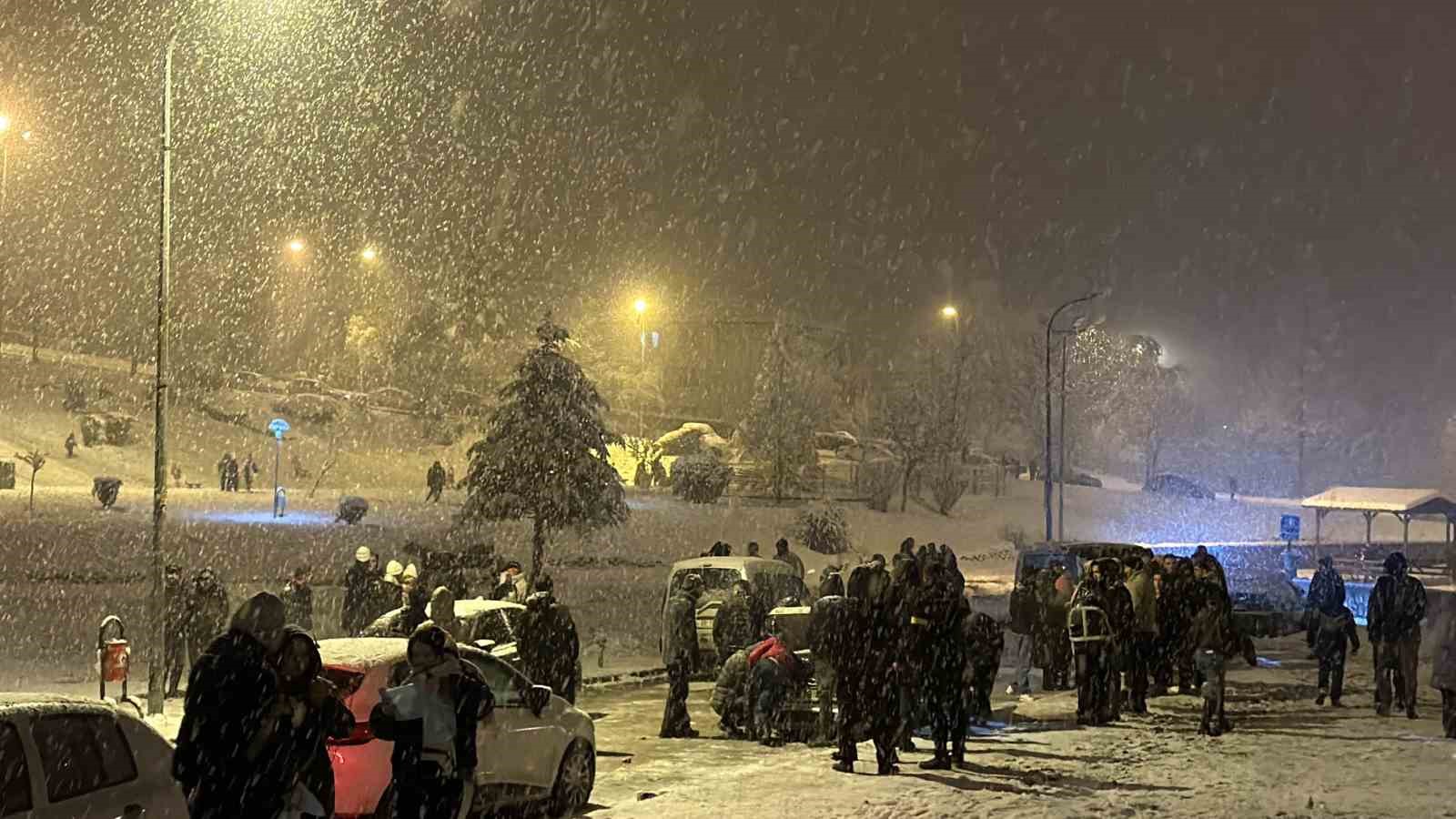 kar yagisini horon ve halay oynayarak karsiladilar 3 X5uNWJ6l