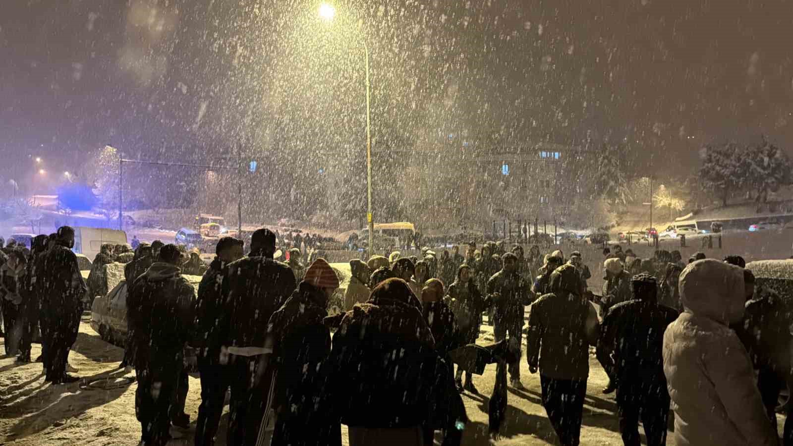kar yagisini horon ve halay oynayarak karsiladilar 5 TVP4zzsK