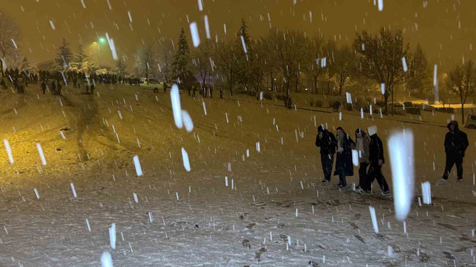 kar yagisini horon ve halay oynayarak karsiladilar 8 yH1KUP6f