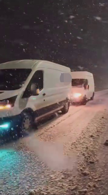 kar yagisinin etkili oldugu yagdonduran gecidinde suruculer guclukle ilerledi 1 Wsn7R4ML