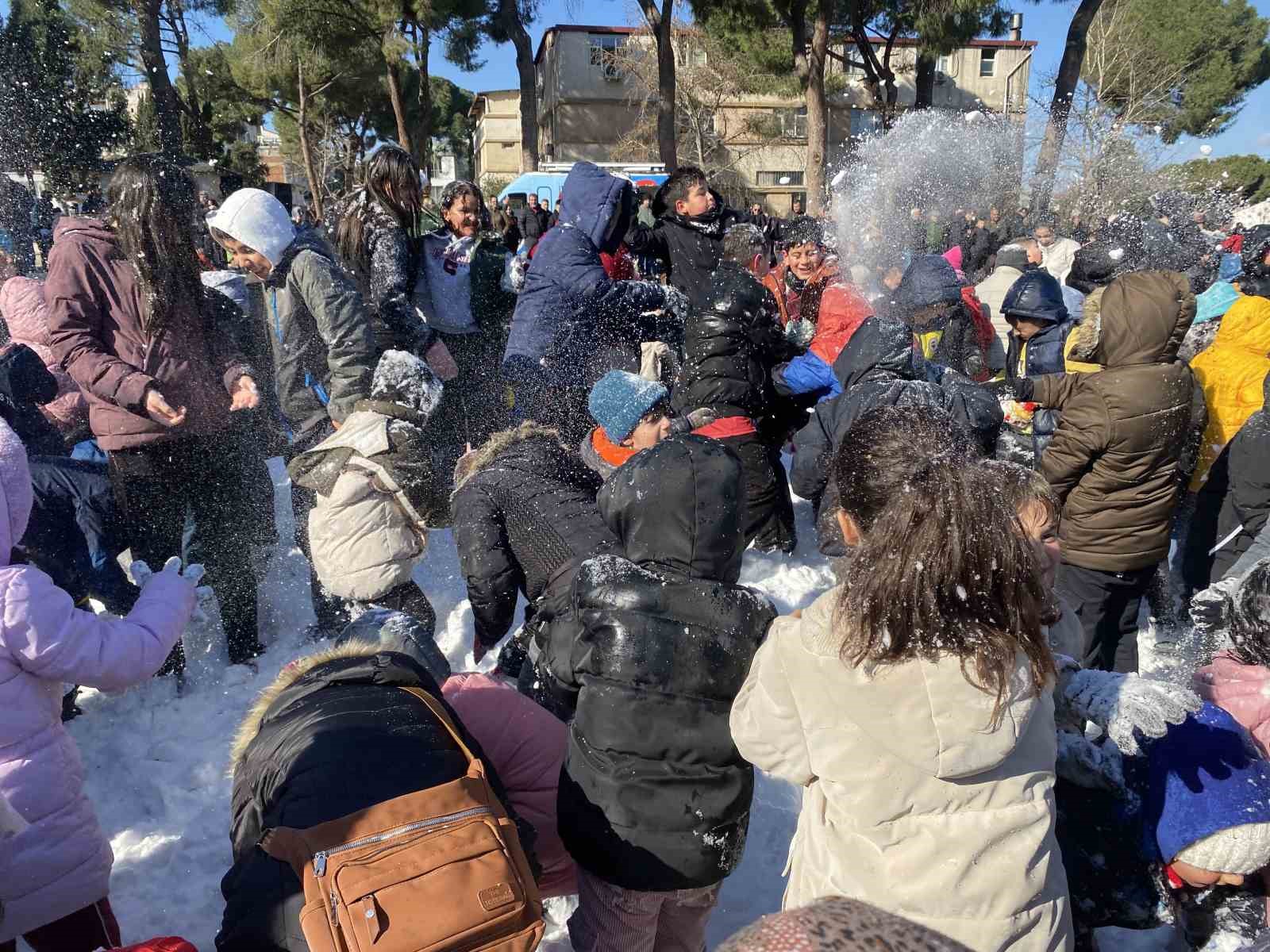 kar yagmayan ilcede cocuklara kar surprizi 6 za3UILAg