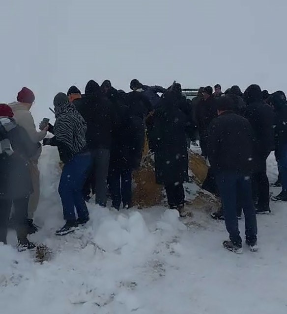 kar yollari kapatti cenaze 5 saattik mucadele sonrasi defnedilebildi 1