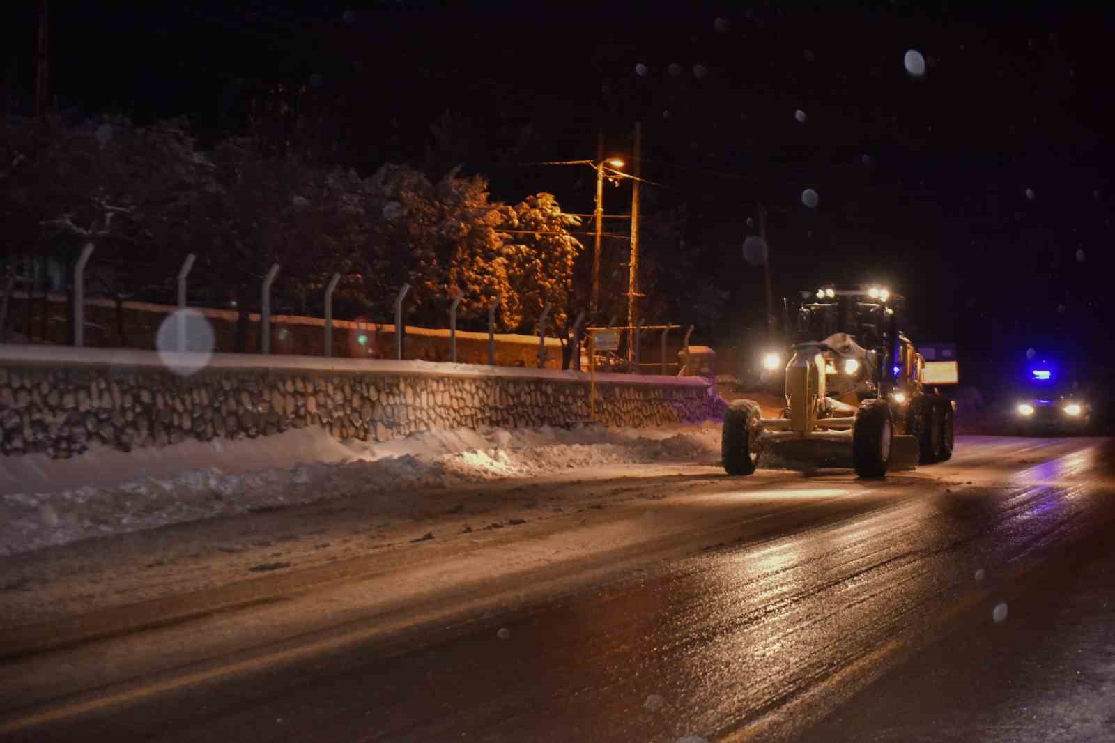 kar yuzunden kapanan 145 mahallenin yolu buyuksehir ekipleri tarafindan acildi 0 cbcb2XN2