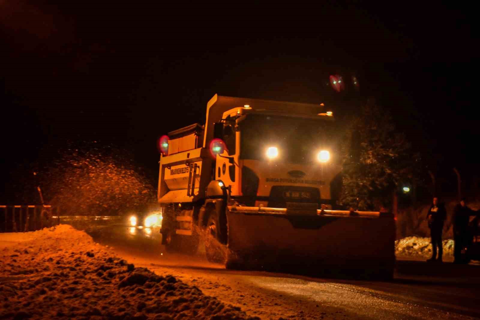 kar yuzunden kapanan 145 mahallenin yolu buyuksehir ekipleri tarafindan acildi 2 DBpzb9TX
