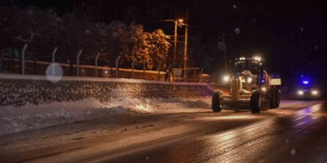 kar-yuzunden-kapanan-145-mahallenin-yolu-buyuksehir-ekipleri-tarafindan-acildi-9j28fgwG.jpg