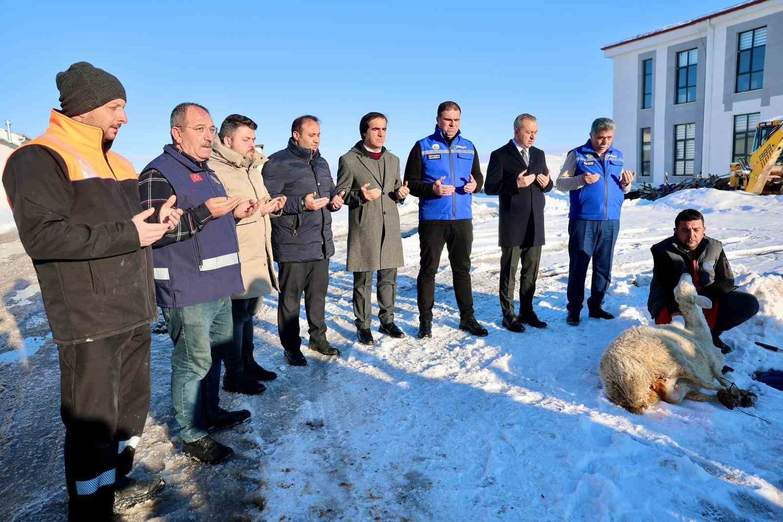 kar zahmet degil rahmet dediler sukur koyunu kestiler 0 i2zWKVkP
