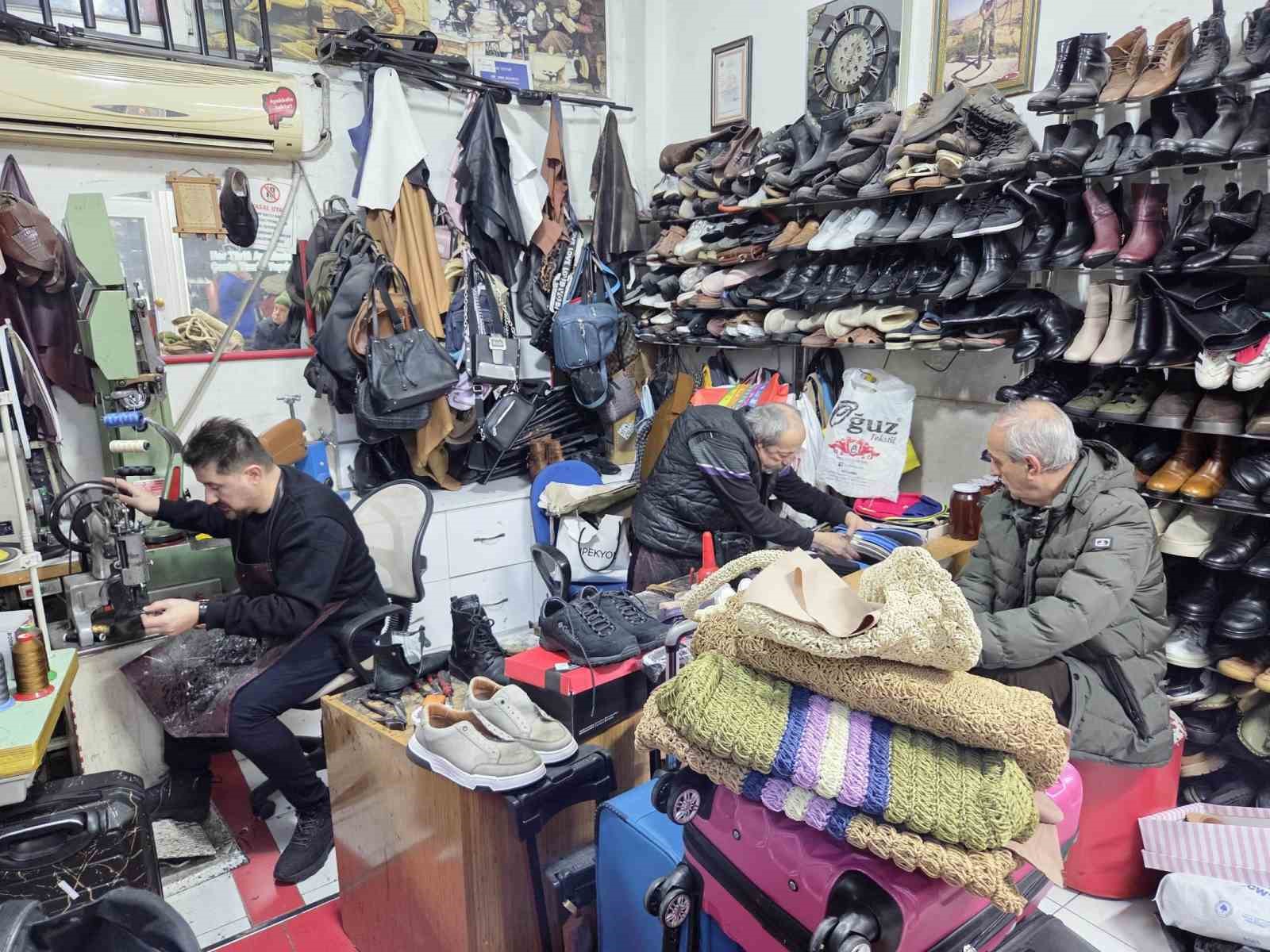kara kis ayakkabi tamircilerini isitti 0