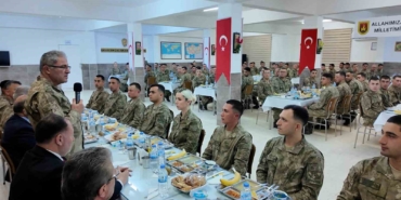 kara-kuvvetleri-komutani-orgeneral-tokel-mehmetciklerle-iftarda-bir-araya-geldi-Y8Nqiln4.jpg