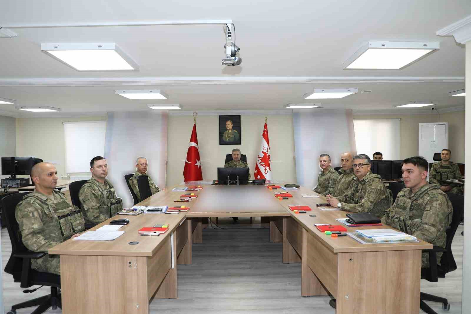 Kara Kuvvetleri Komutanı Orgeneral Tokel, Van’daki sınır karakollarında incelemelerde bulundu 4 kara kuvvetleri komutani orgeneral tokel vandaki sinir karakollarinda incelemelerde bulundu 0 6YQbnziP