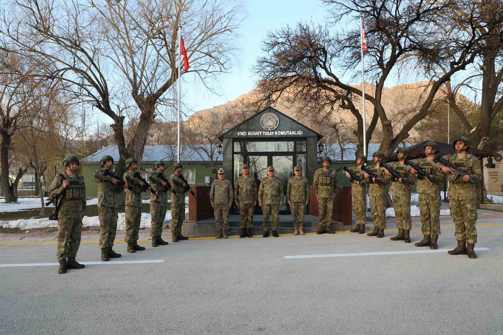 Kara Kuvvetleri Komutanı Orgeneral Tokel, Van’daki sınır karakollarında incelemelerde bulundu 5 kara kuvvetleri komutani orgeneral tokel vandaki sinir karakollarinda incelemelerde bulundu 1 5JQVc2T3