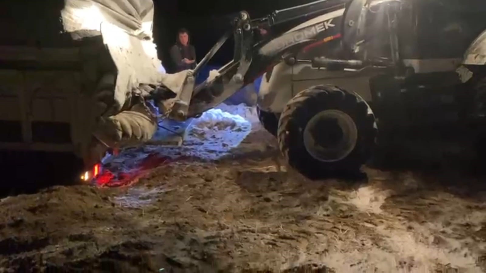 kara saplanan arac belediye ekipleri tarafindan kurtarildi 0 geD9uIaN
