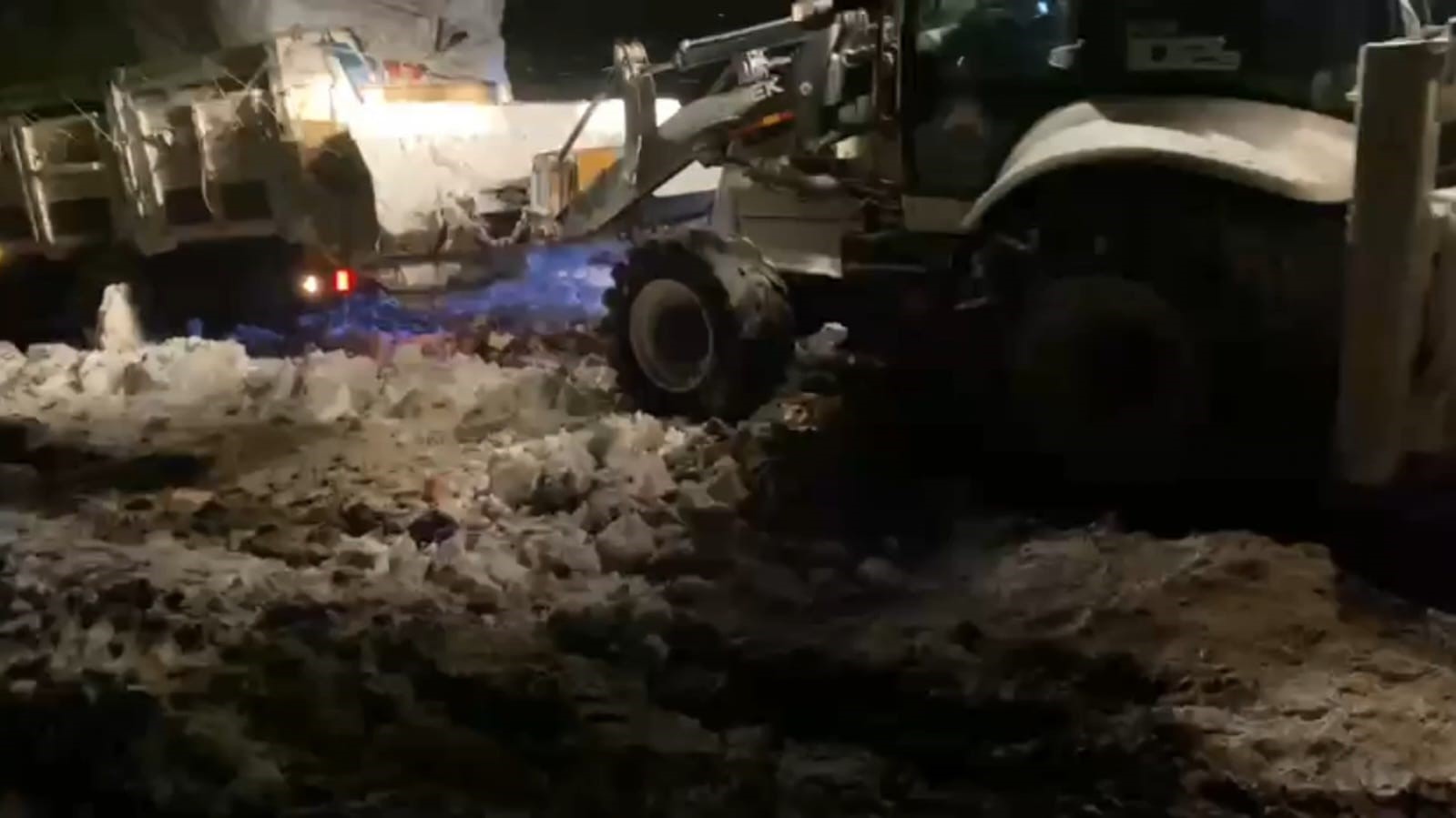 kara saplanan arac belediye ekipleri tarafindan kurtarildi 1