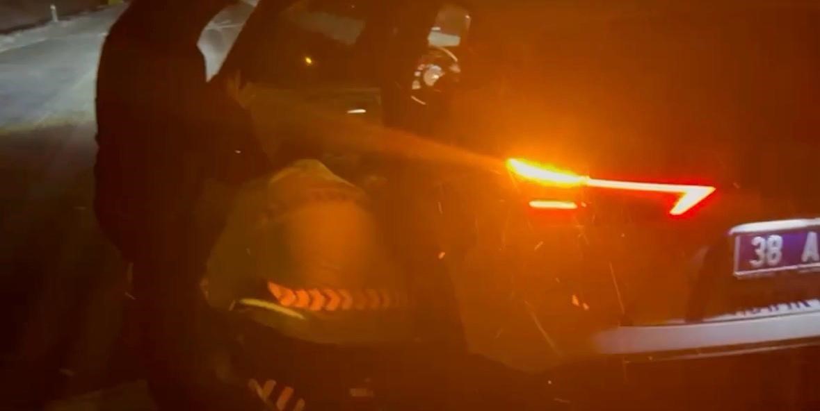 kara saplanan otomobildeki 3 kisi kurtarildi 1 LLfZILeY