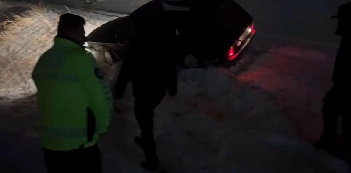 kara saplanan otomobildeki 3 kisi kurtarildi 3 cW1KFsYL