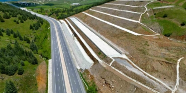 kara-yolu-kenarinda-korkutan-manzara-UlE23r3K.jpg