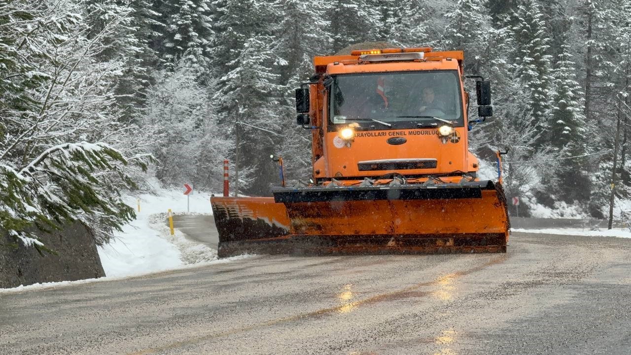 karabuk bartin kara yolunda bulunan 1030 rakimli ahmet usta gecidi yeniden beyaz ortuyle kaplandi 1 YOne83Eb