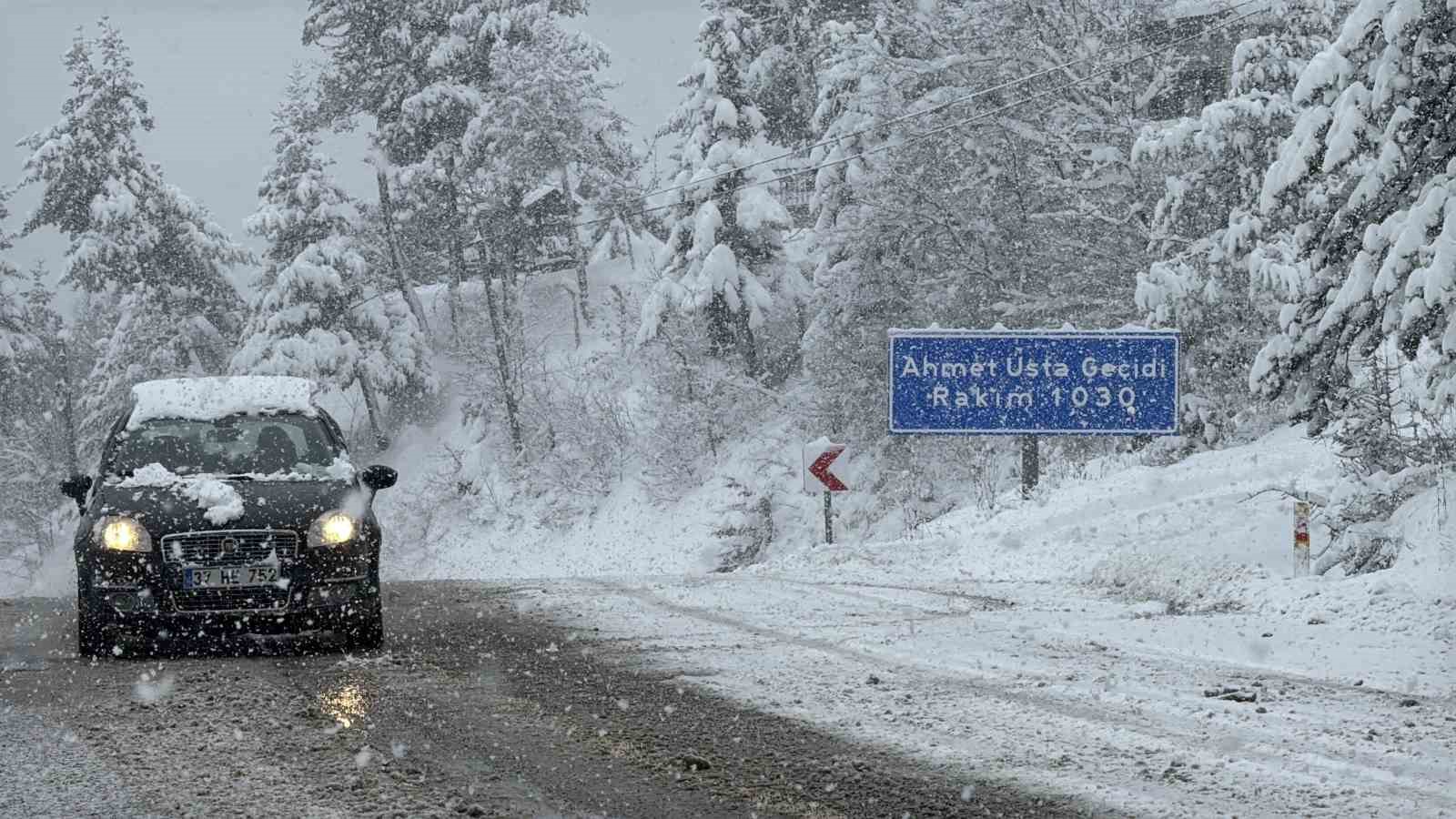 karabuk bartin kara yolunda kar nedeniyle tirlarin gecisine izin verilmiyor 1 vTShW1EL
