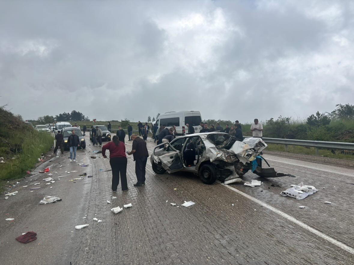 karabuk eflani karayolunda otomobil ile servis otobusu carpisti 6 yarali 0 dZkIv4sj