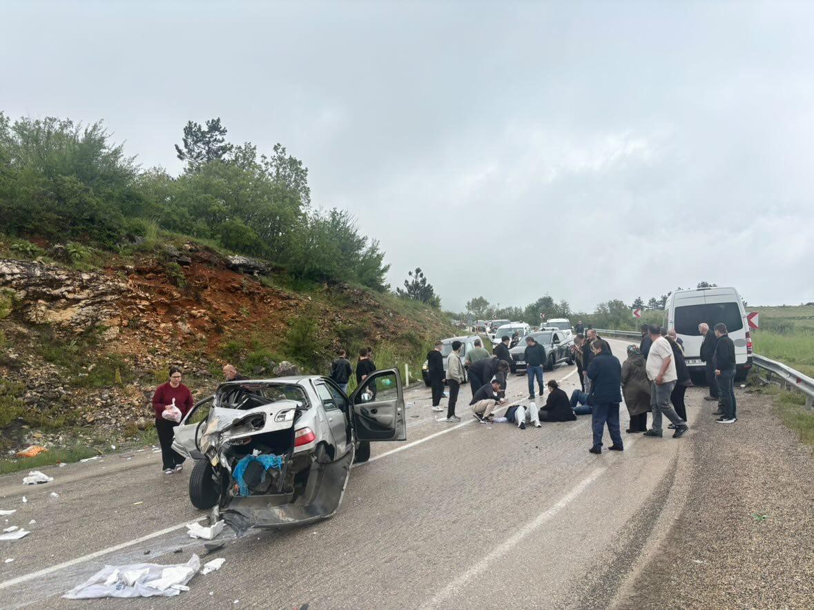karabuk eflani karayolunda otomobil ile servis otobusu carpisti 6 yarali 1 s5vaZULA