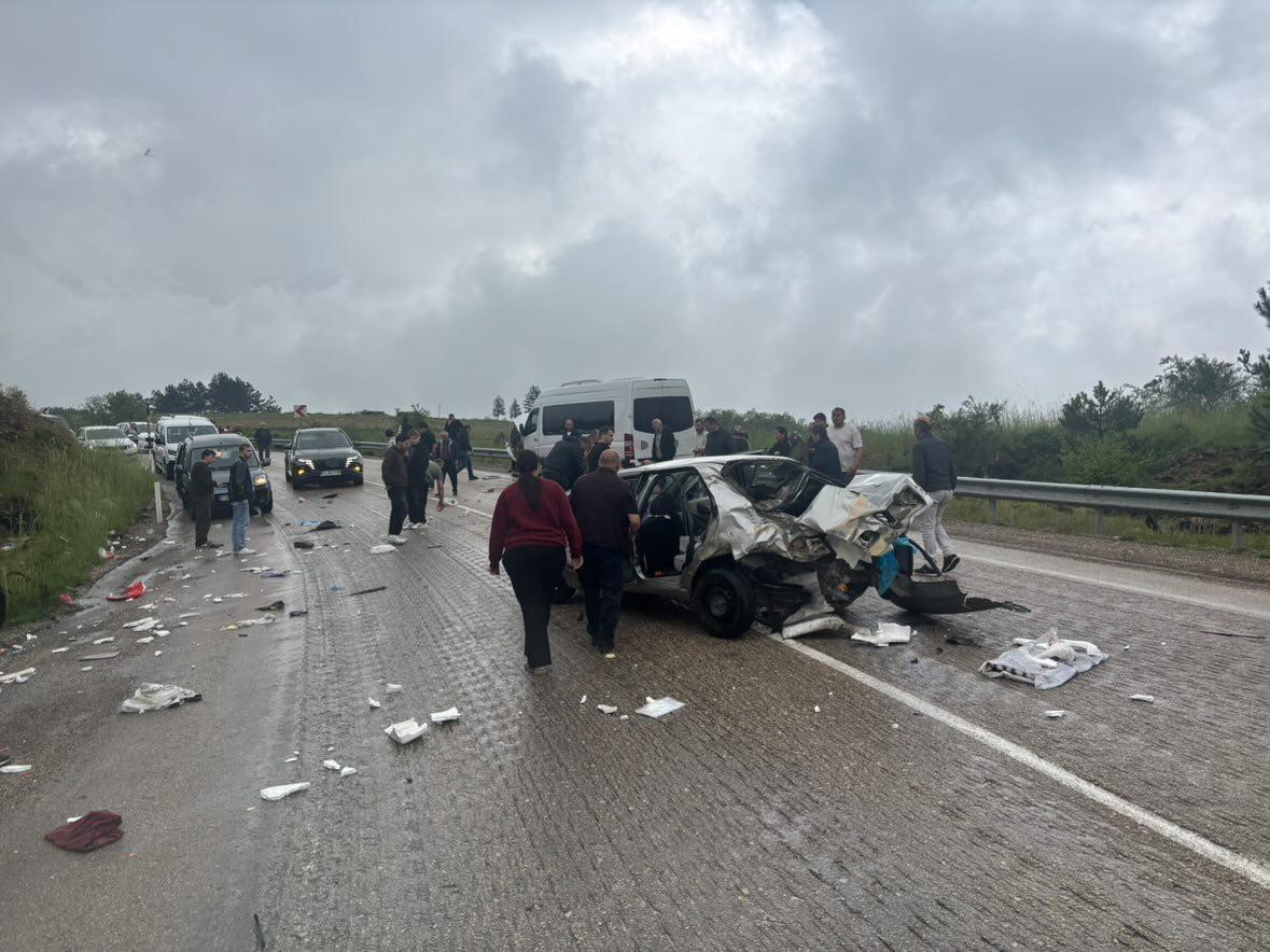 karabuk eflani karayolunda otomobil ile servis otobusu carpisti 6 yarali 2 Cw7vdNFQ