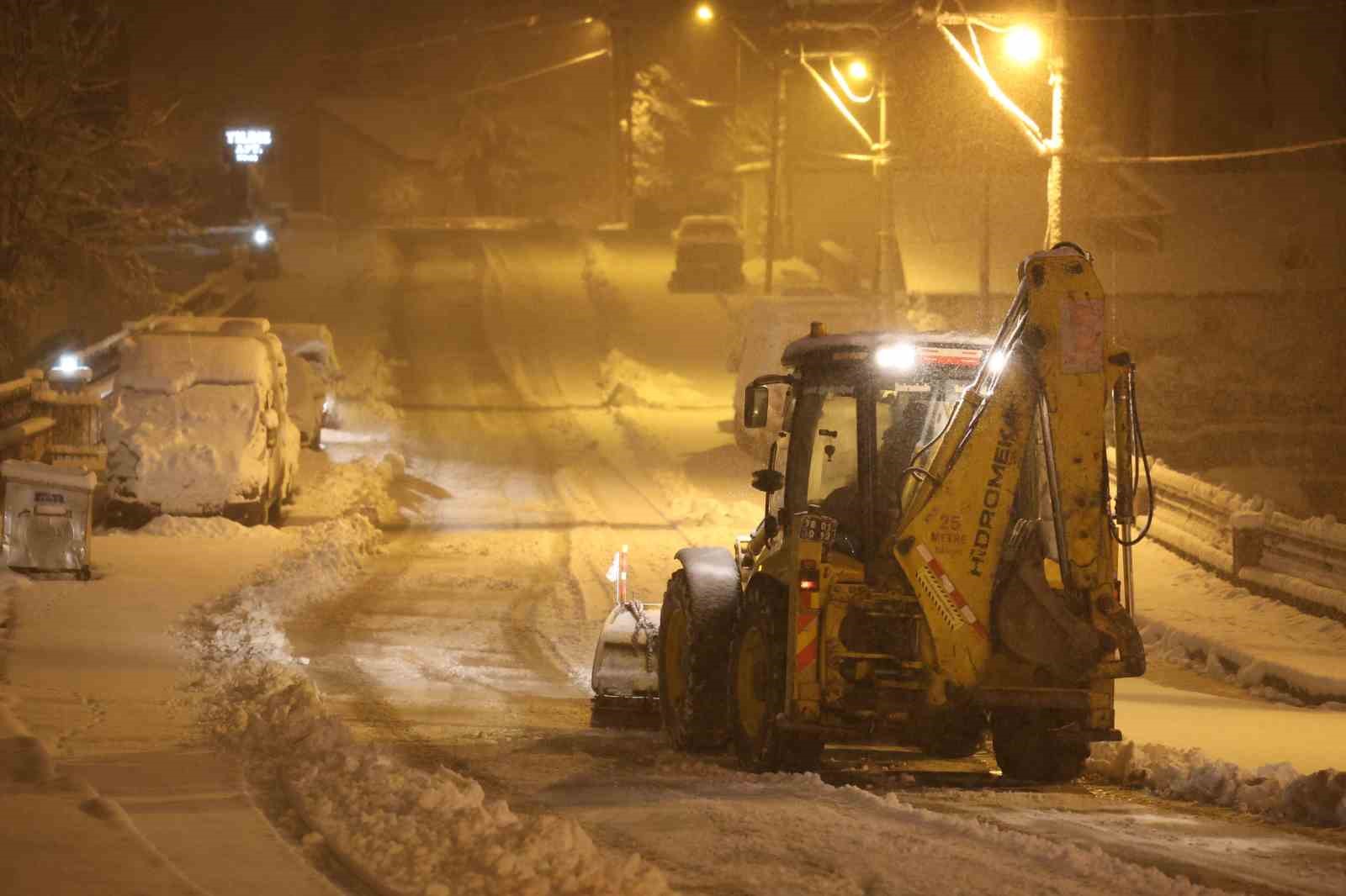 karabuk ve safranbolu belediyesi ekipleri kar kureme ve tuzlama calismalarini surduruyor 1 v8z8PFQf