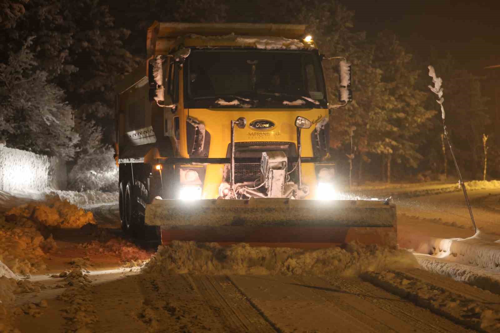 karabuk ve safranbolu belediyesi ekipleri kar kureme ve tuzlama calismalarini surduruyor 4 SaeYjL2r