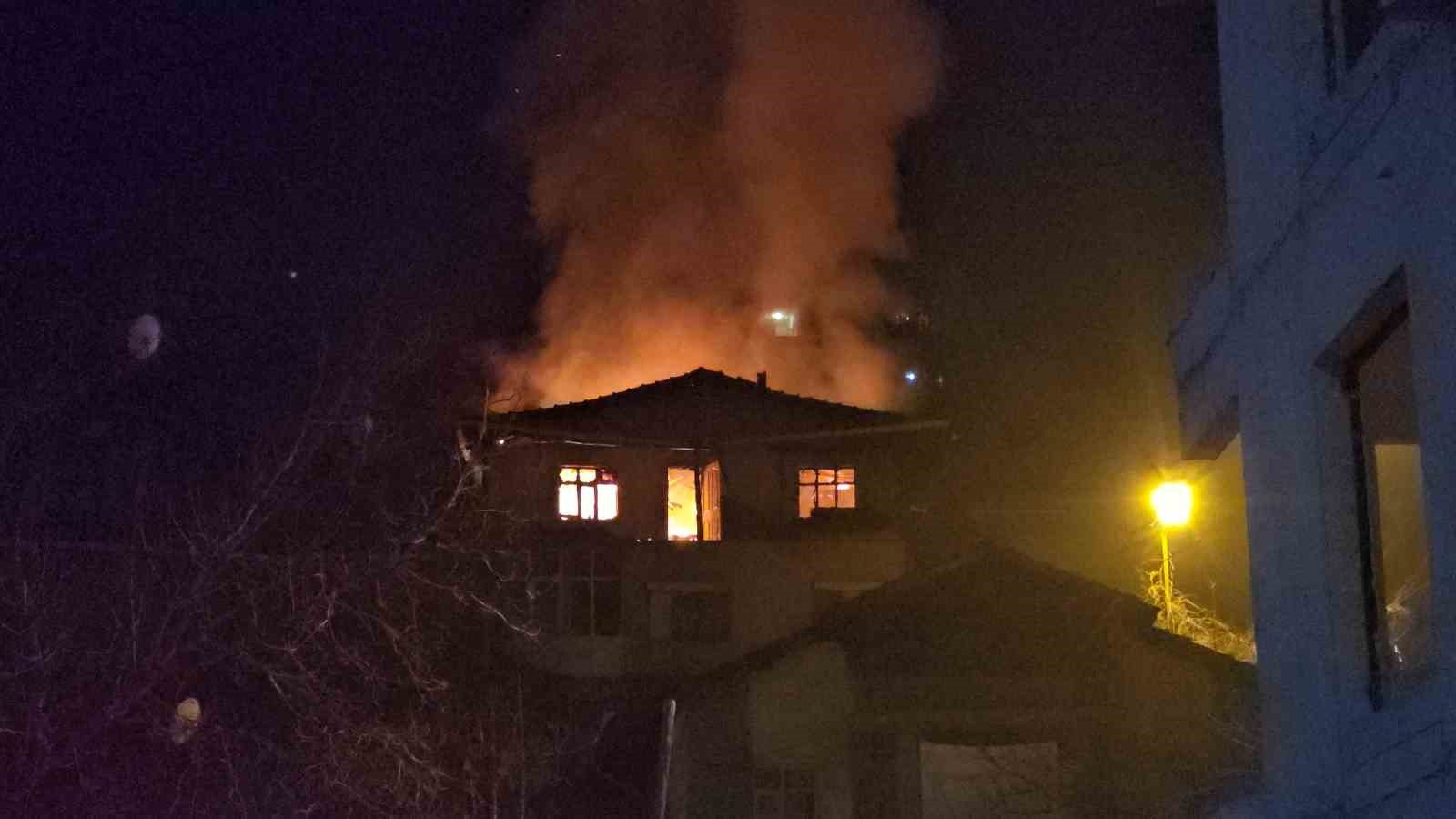 Karabük’te 3 katlı binada yangın: Mahsur kalan yaşlı adam kurtarıldı 5 karabukte 3 katli binada yangin mahsur kalan yasli adam kurtarildi 1 aaLgrDwc