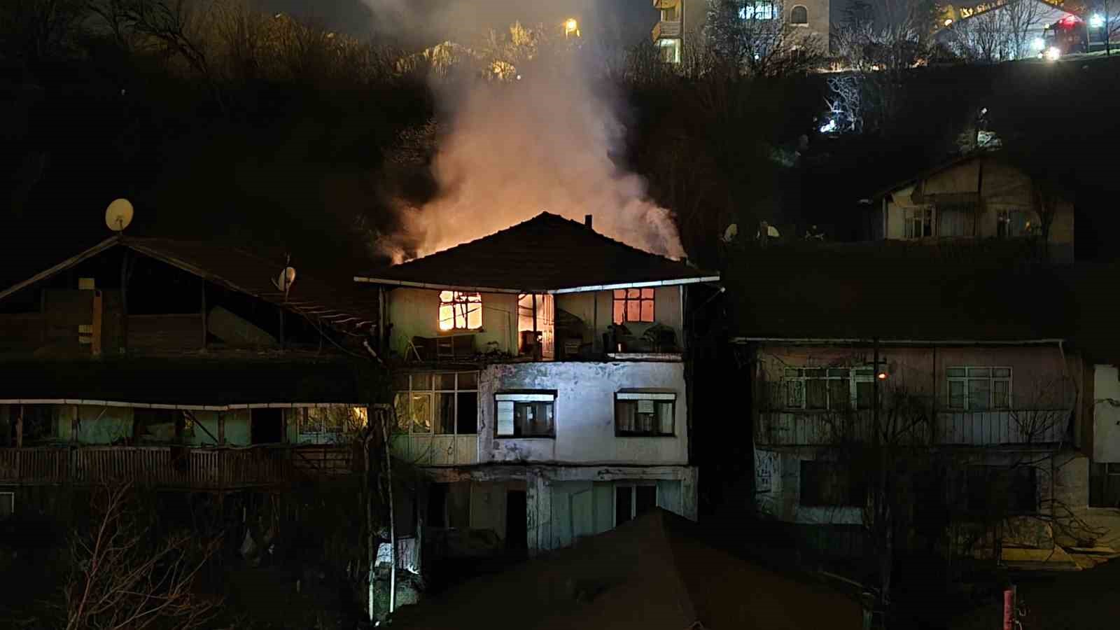 Karabük’te 3 katlı binada yangın: Mahsur kalan yaşlı adam kurtarıldı 6 karabukte 3 katli binada yangin mahsur kalan yasli adam kurtarildi 2 Ouiwtlhf