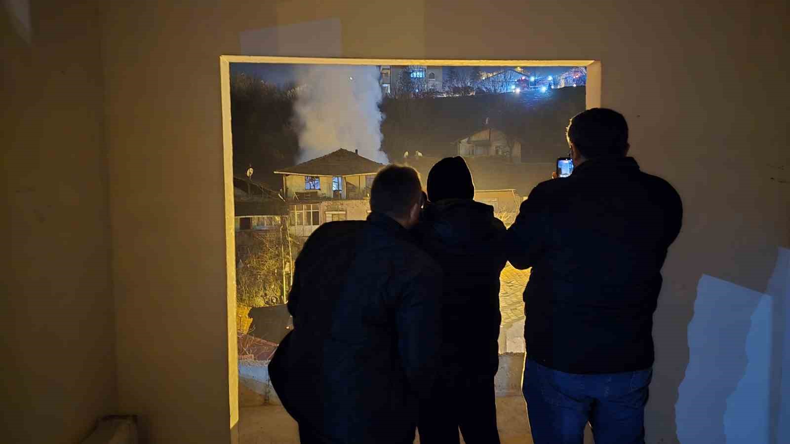 Karabük’te 3 katlı binada yangın: Mahsur kalan yaşlı adam kurtarıldı 7 karabukte 3 katli binada yangin mahsur kalan yasli adam kurtarildi 3 wP3U8FYG
