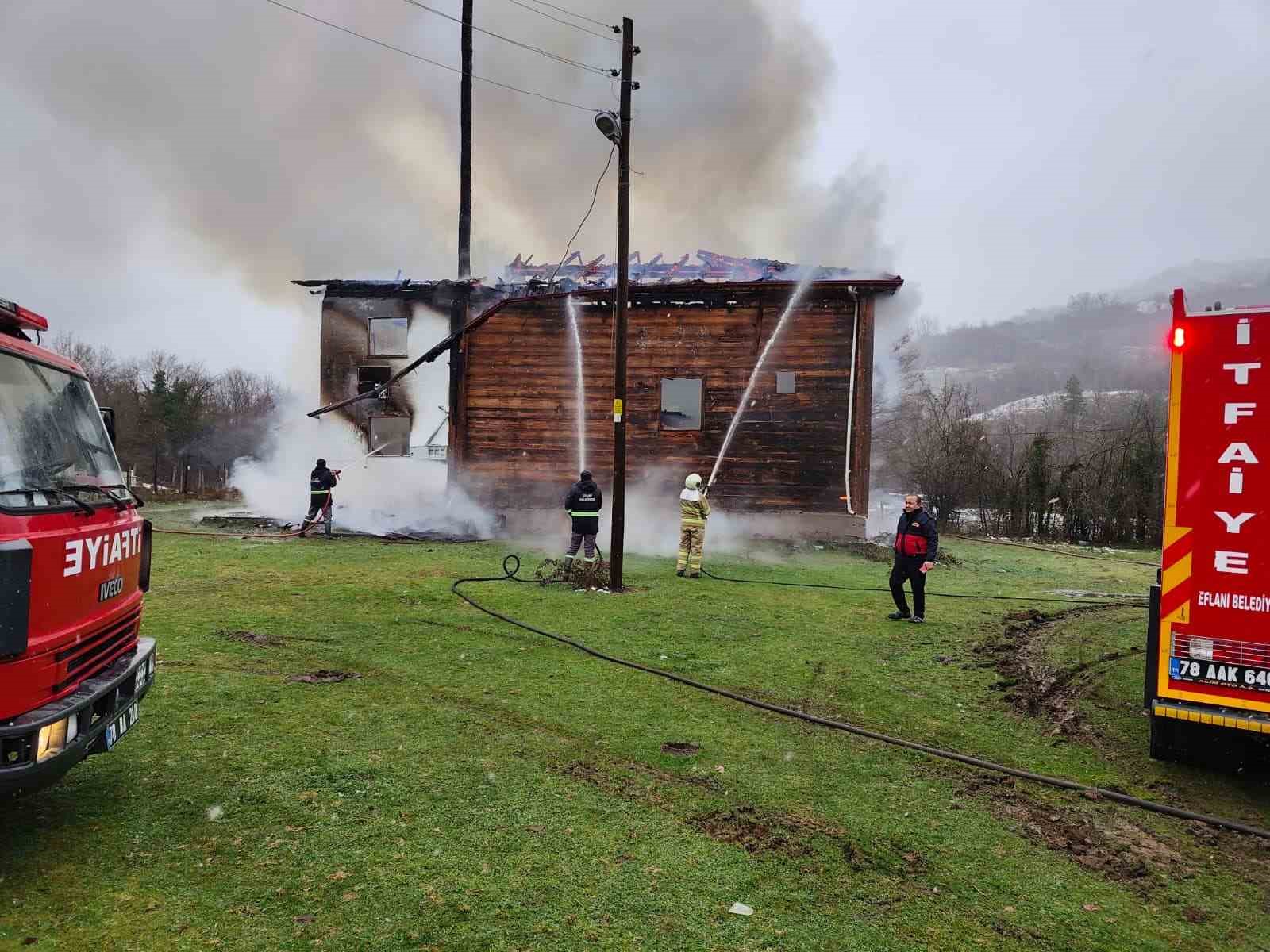 karabukte 450 yillik ahsap cami alevlere teslim oldu 1 zu1BVM3X