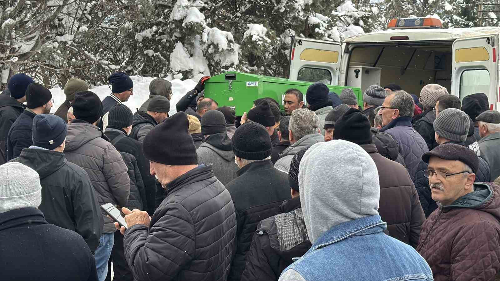 karabukte bahcede donmus halde bulunan yasli kadin topraga verildi 1 OCVLrERy