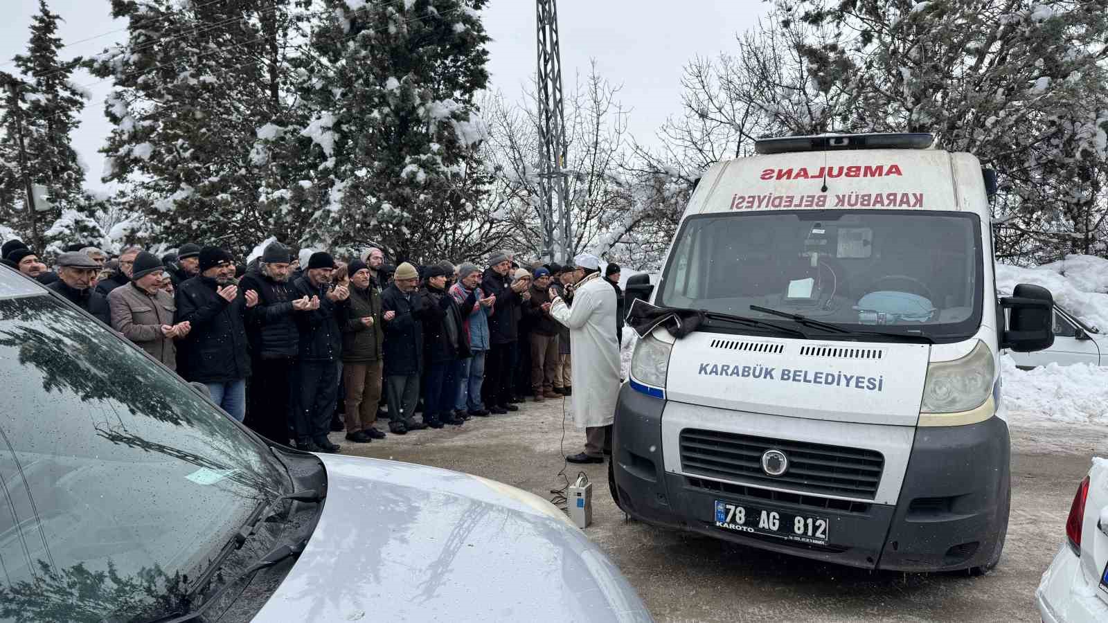 karabukte bahcede donmus halde bulunan yasli kadin topraga verildi 2
