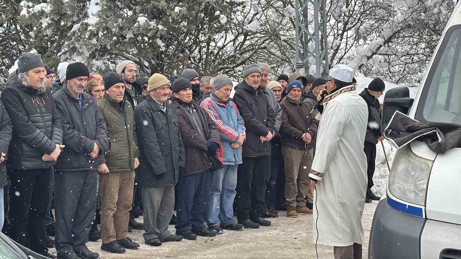 karabukte bahcede donmus halde bulunan yasli kadin topraga verildi 3 fcQ6I7TM