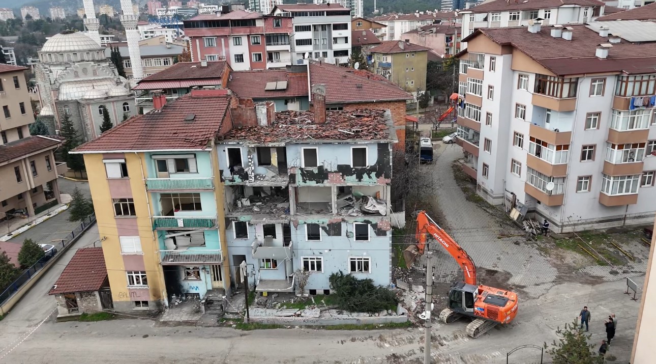 karabukte dogal gaz patlamasi sonrasi hasar goren bina 3 yil sonra yikiliyor 1 gKcdU1zz