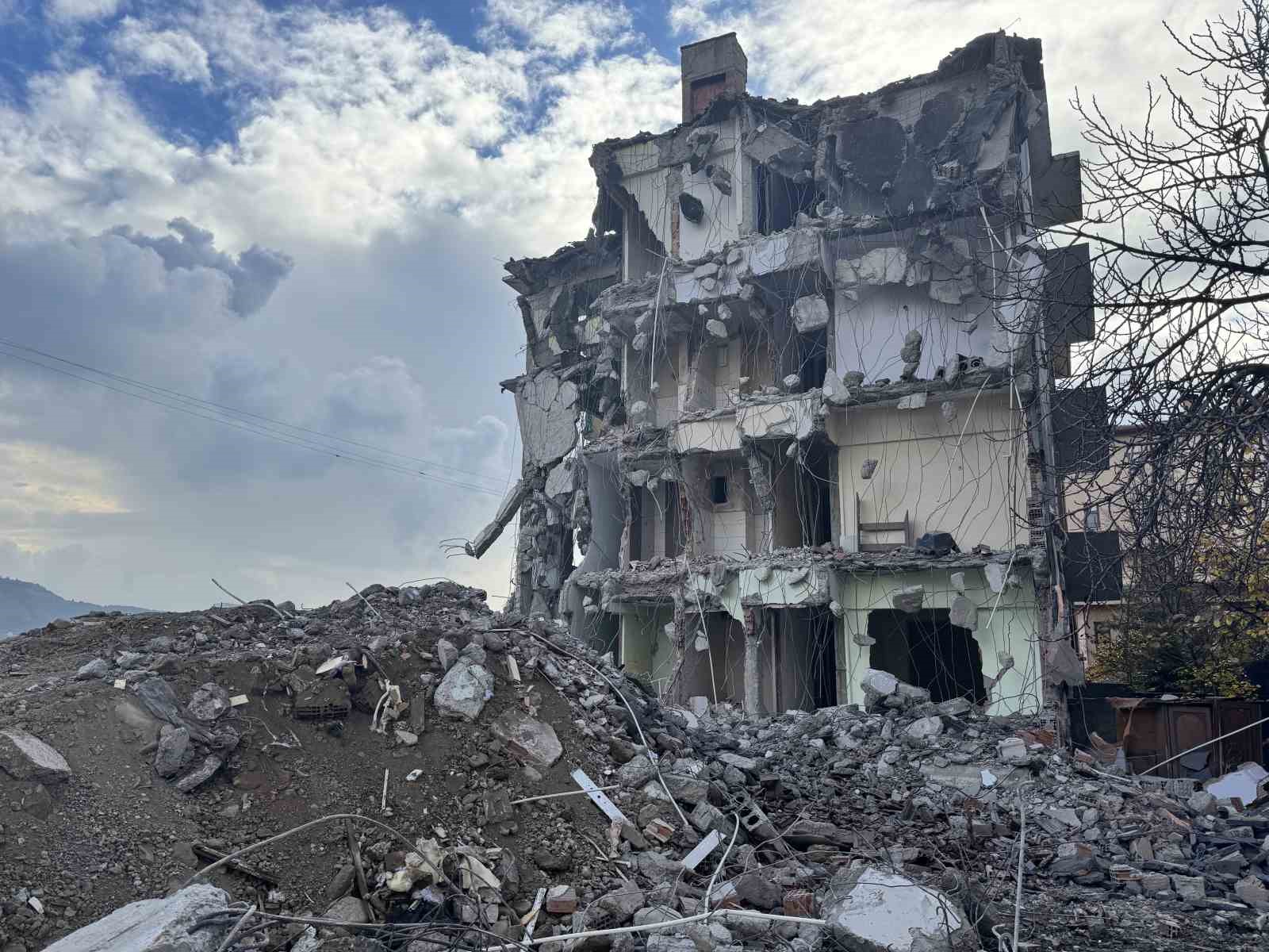 karabukte dogal gaz patlamasi sonrasi hasar goren bina 3 yil sonra yikiliyor 2 uIEJqWek