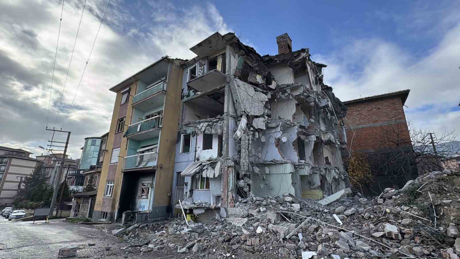 karabukte dogal gaz patlamasi sonrasi hasar goren bina 3 yil sonra yikiliyor 3 rO9Zz4Dt