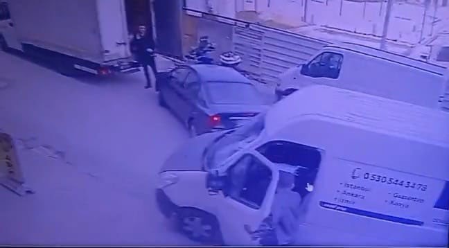 karabukte el freni cekilmeyen kamyonet geri geri kaydi otopark gorevlisi faciayi onledi 1 aske6seF