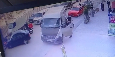karabukte-el-freni-cekilmeyen-kamyonet-geri-geri-kaydi-otopark-gorevlisi-faciayi-onledi-aCmekF4w.jpg