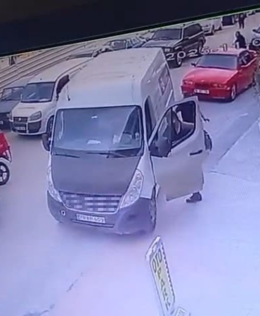 karabukte-el-freni-cekilmeyen-kamyonet-geri-geri-kaydi-otopark-gorevlisi-faciayi-onledi-aCmekF4w.jpg