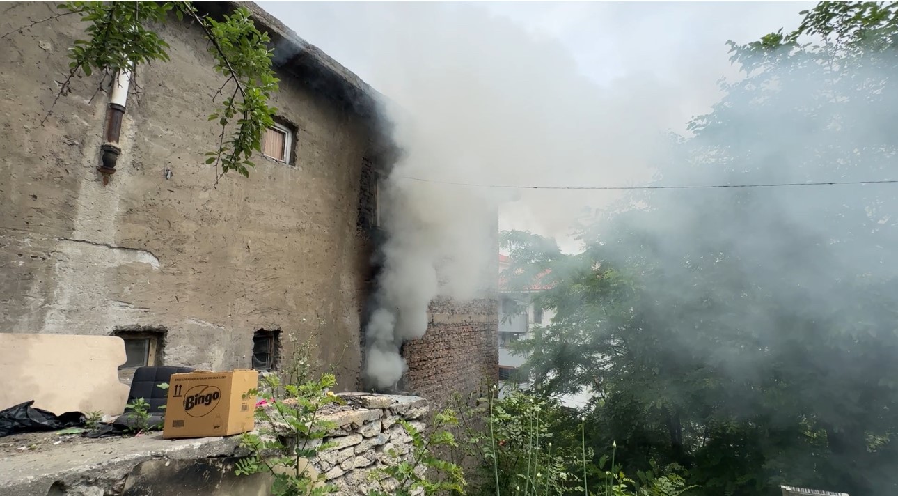 Karabük’te ev yangını büyümeden söndürüldü 4 karabukte ev yangini buyumeden sonduruldu 0 yhDww1OV
